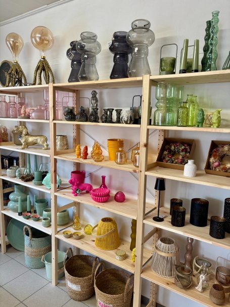 Regale mit bunten Dekorationsobjekten im Ladenlokal ZuhauseZauber in Hainburg.